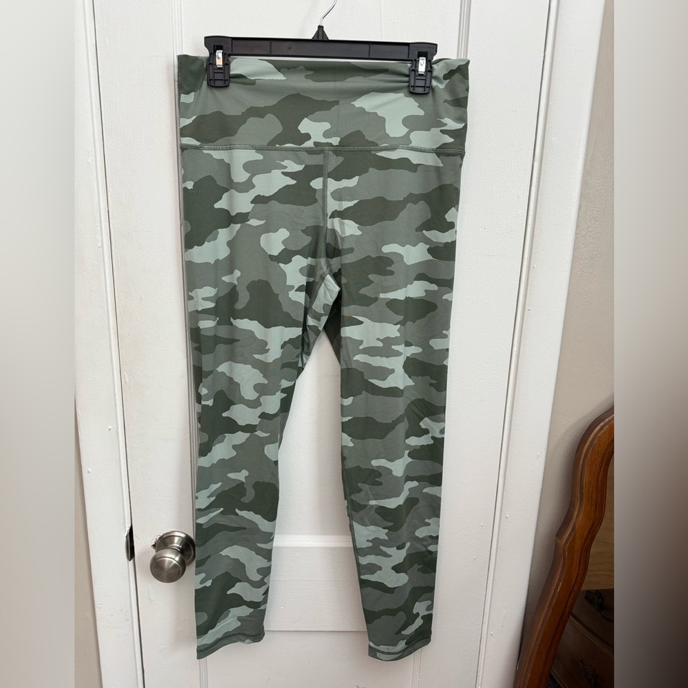 Aerie Move Green Camo Leggings Size XL
